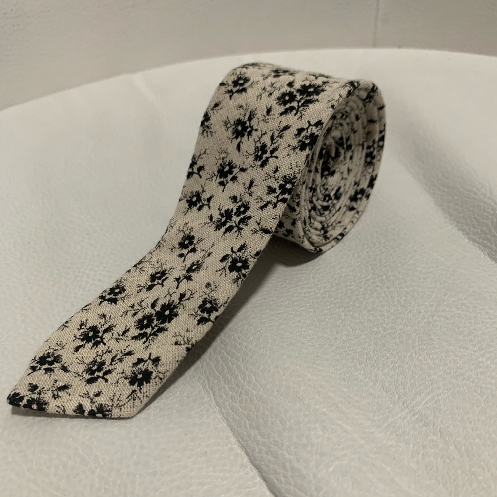 Men’s slim neck tie